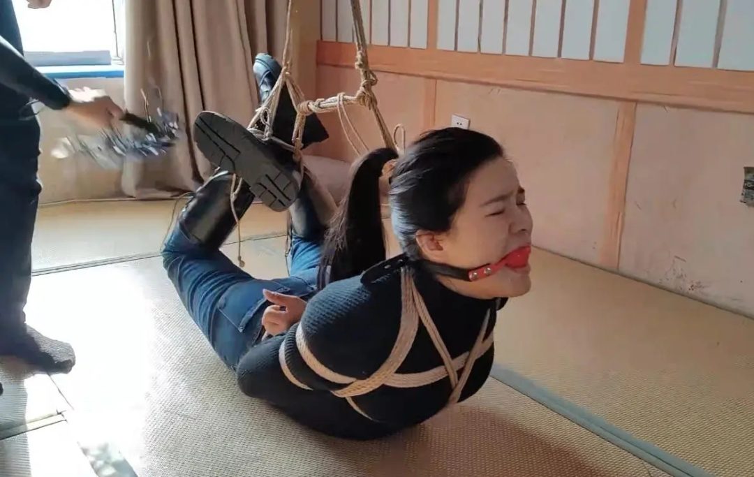 洛洛牛仔裤被老师傅驷马紧紧捆绑-6