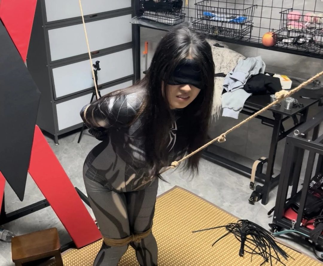 cosplay调教系列之木古小蜘蛛第二部——内八走绳羞辱调教！五花/内八腿脚镣捆绑+走绳/来回拉扯+打屁屁SP/真实耳光+踩踏羞辱，小狗就应该被主人这样调教羞辱-1