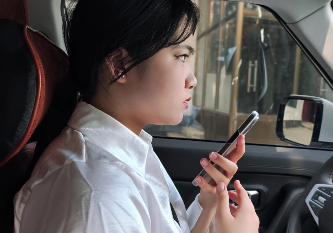 【忘忧社工作室】一名卧底在执行任务中被识破，于是把她带到了刑讯室，鞭打，关笼子，吊起来，最后给她进行老虎凳逼供-8