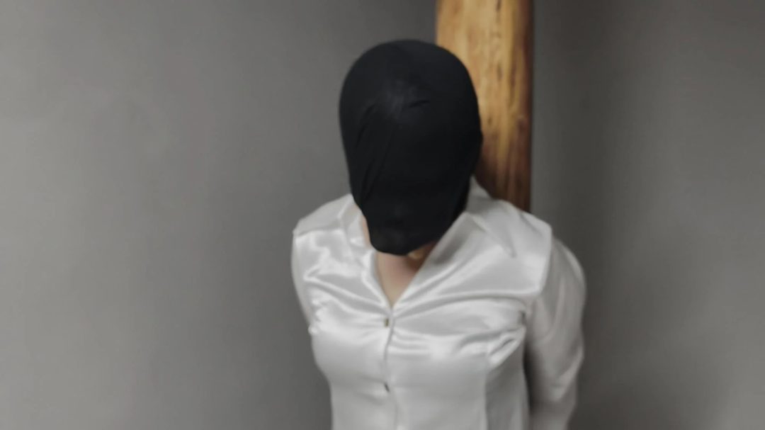 【忘忧社工作室】一名卧底在执行任务中被识破，于是把她带到了刑讯室，鞭打，关笼子，吊起来，最后给她进行老虎凳逼供-1