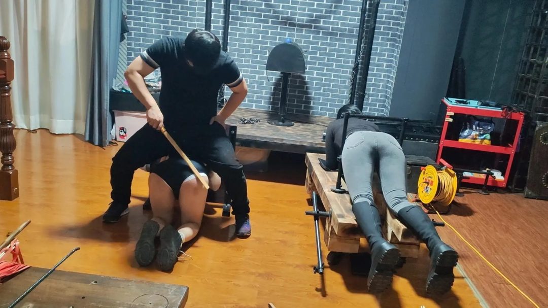 瑶瑶和张涵两个小m体验sp，一个被紧紧扣在工字架上，一个被枷锁锁住，动弹不得，各种散鞭戒尺小竹棍等不下二十种工具轮番上阵-7