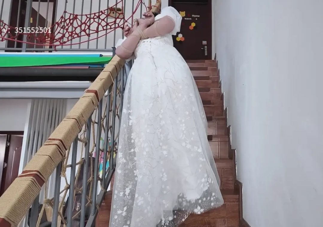 杨若琳白色礼服，五花紧缚逛店-6