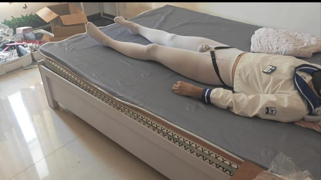 橙子独自一人在家被坏人未遂.学生.侵犯.捆绑.开腿.男娘.白丝.开腿-1