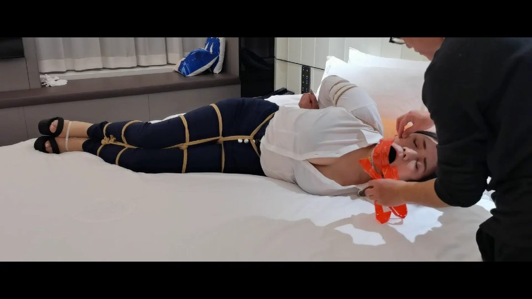 捆绑名模李然挣脱李然作为小圈名模，粉丝很多，今天，她去见一位入圈即关注她的网友，不想却被网友紧缚在宾馆里-3