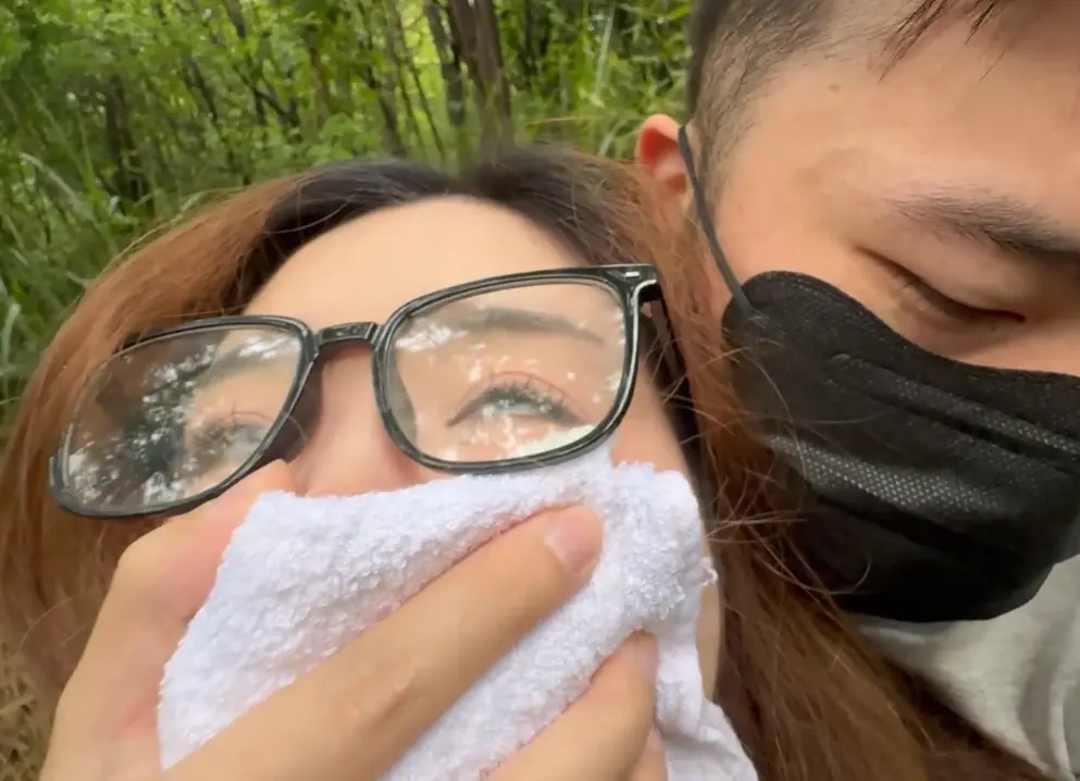 迷路女大学生 胸缚 挠痒 木桩 皮鞭 眼罩 蒙眼 户外 昏迷 恋足 伪装 捆绑 控制 挣扎-10