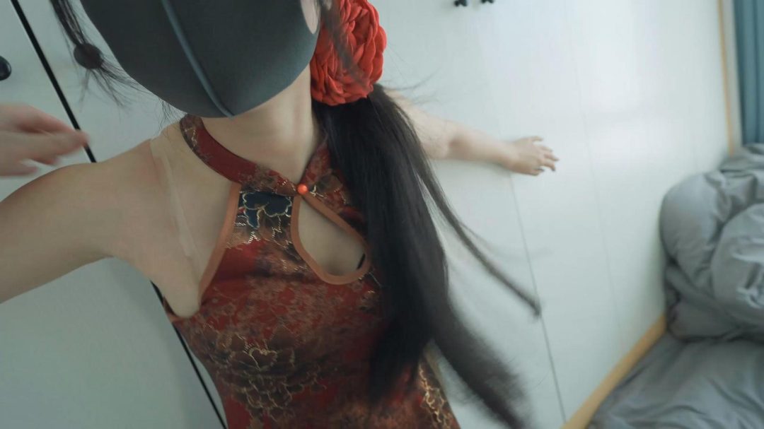 《欠债人妻》上篇 妩媚人妻欠债只能用肉体偿还，还被一杯水直接泼到胸里，被迫签下卖身契抵债，不停玩弄，口水泛滥不停，最后放在吊篮里并腿吊起来，难道欠钱就要被玩-6