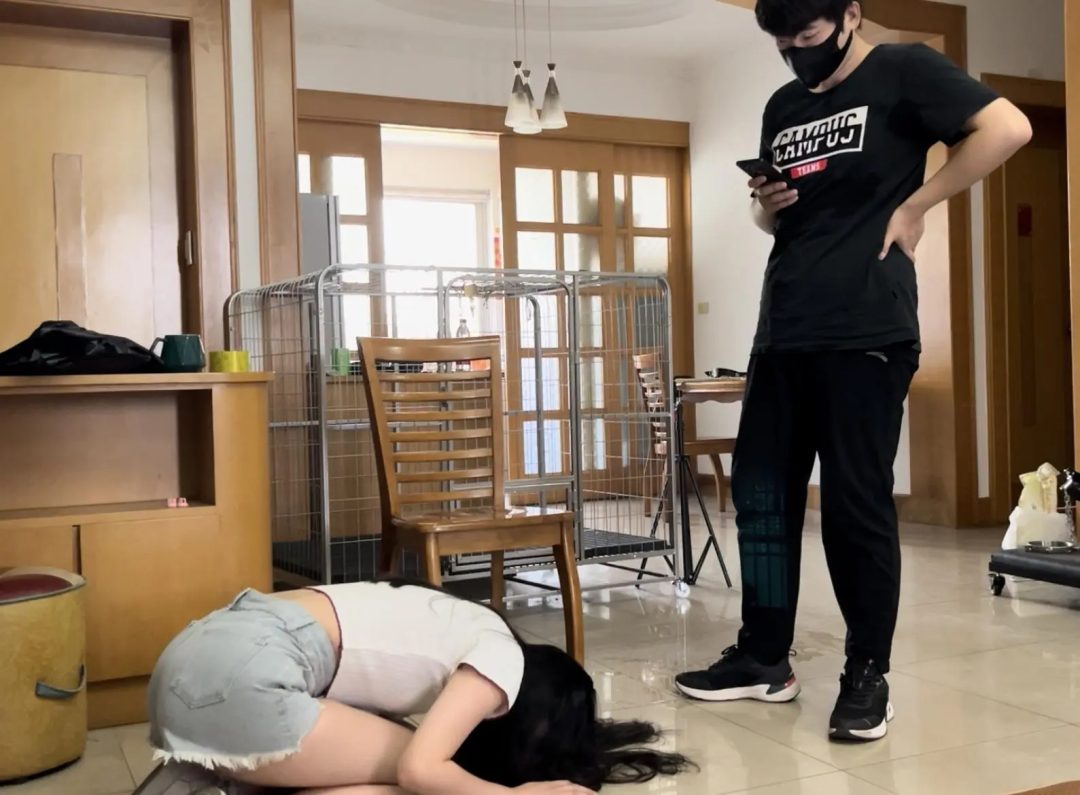 客户定拍调教之超漂亮新m阿然牛仔裤各类羞耻调教惩罚，小m阿然磕头请安+三跪九叩+踩脸踩头踩踏+口叼工具+跪爬倒水+钻胯+散鞭抽打+捏腿按摩+扇耳光，羞辱又难受，但是m属性很强的阿然好像非常享受...-10