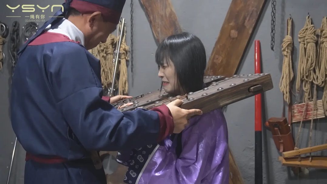 【重枷之痛】毒妇被杖刑脱衣直臂吊起驷马板子鞭子刷子打挠脚心戴上22公斤重型木枷痛之又痛-11