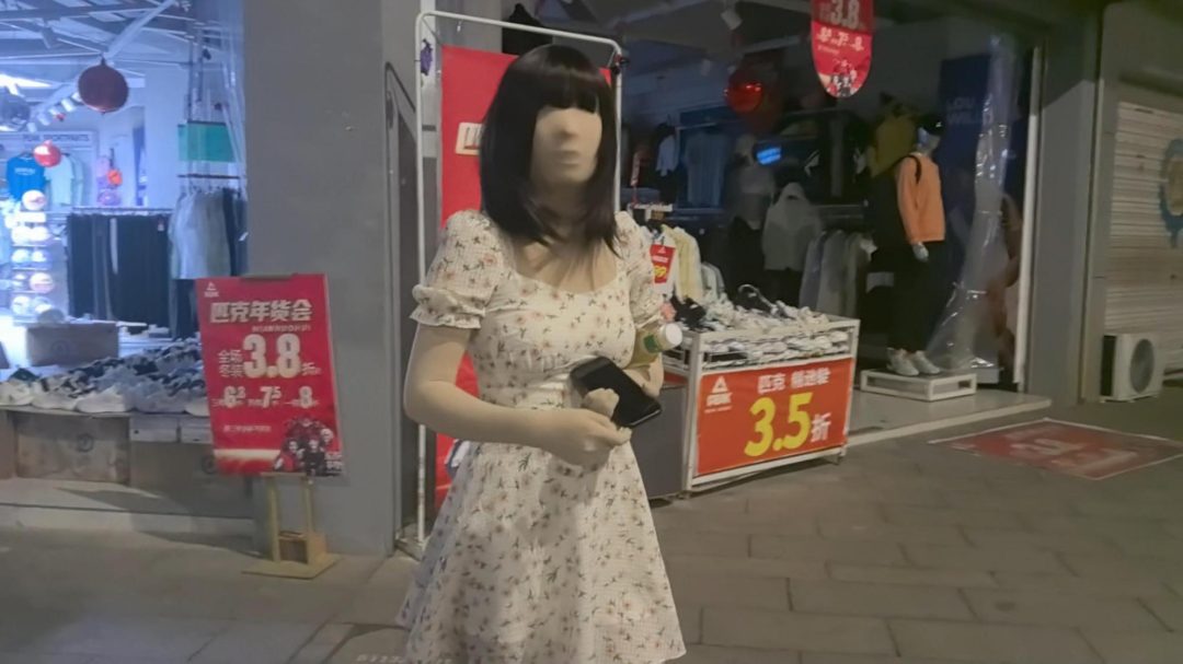 【ZENTAI】全包去逛夜市 出门就遇到隔壁领居家门都没关 差点被发现-6