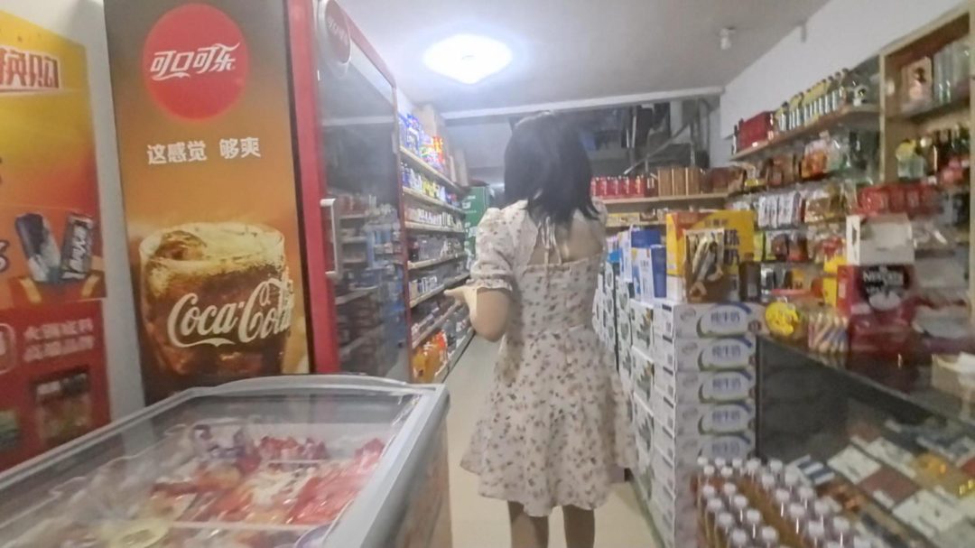 【ZENTAI】全包去逛夜市 出门就遇到隔壁领居家门都没关 差点被发现-5