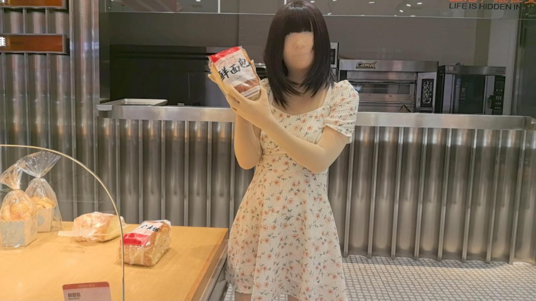 【ZENTAI】全包去逛夜市 出门就遇到隔壁领居家门都没关 差点被发现-3