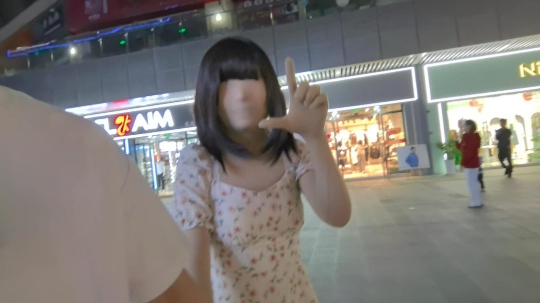 【ZENTAI】全包去逛夜市 出门就遇到隔壁领居家门都没关 差点被发现-2