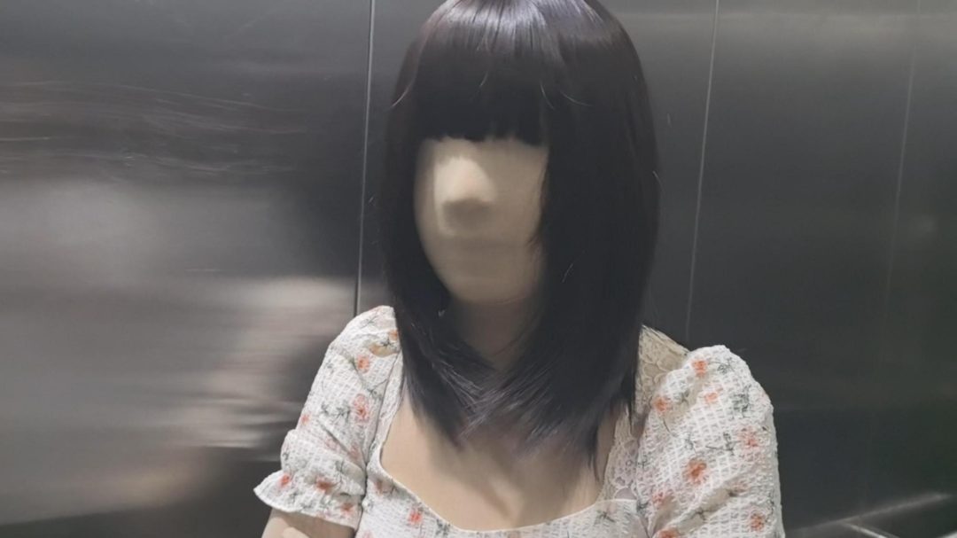 【ZENTAI】全包去逛夜市 出门就遇到隔壁领居家门都没关 差点被发现-1