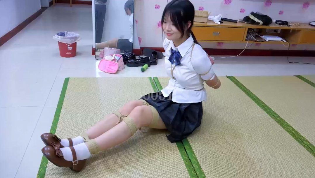 新模试镜 女大学生的初次五花紧缚口球流口水体验-3