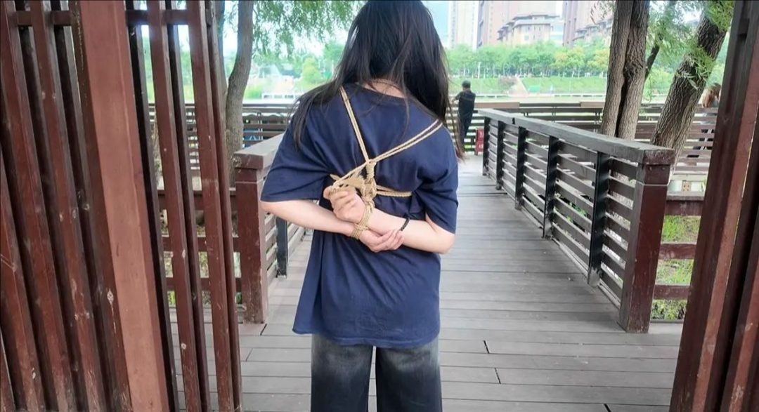 新模特相互捆绑挣脱 绳师捆绑 让他俩体验挣脱 捆绑起来做广播体操-7
