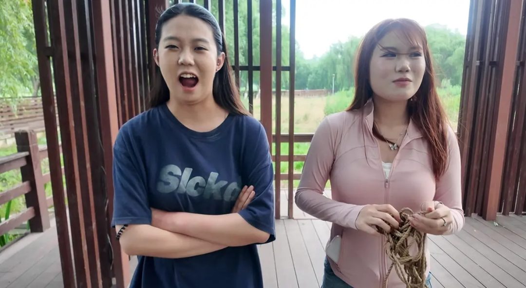 新模特相互捆绑挣脱 绳师捆绑 让他俩体验挣脱 捆绑起来做广播体操-3