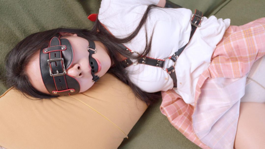 【悠米定拍】《调教女M5》美女外出 捂晕 驷马 丝袜勒嘴 胶带封嘴 大号口球 单手套 开腿器……-14