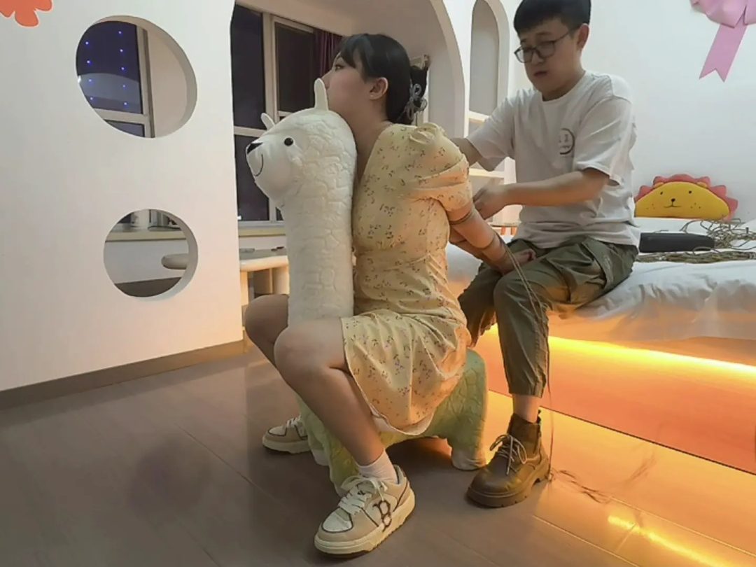 诺诺绑在可爱的羊驼座椅上聊天互动 白嫩裸足+挠痒-6