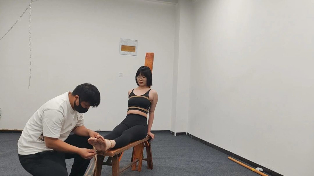 18岁女高小北来工作室定拍男绳师，体验捆绑老虎凳，中间夹杂着散鞭，各种工具tk,呻吟不断-2