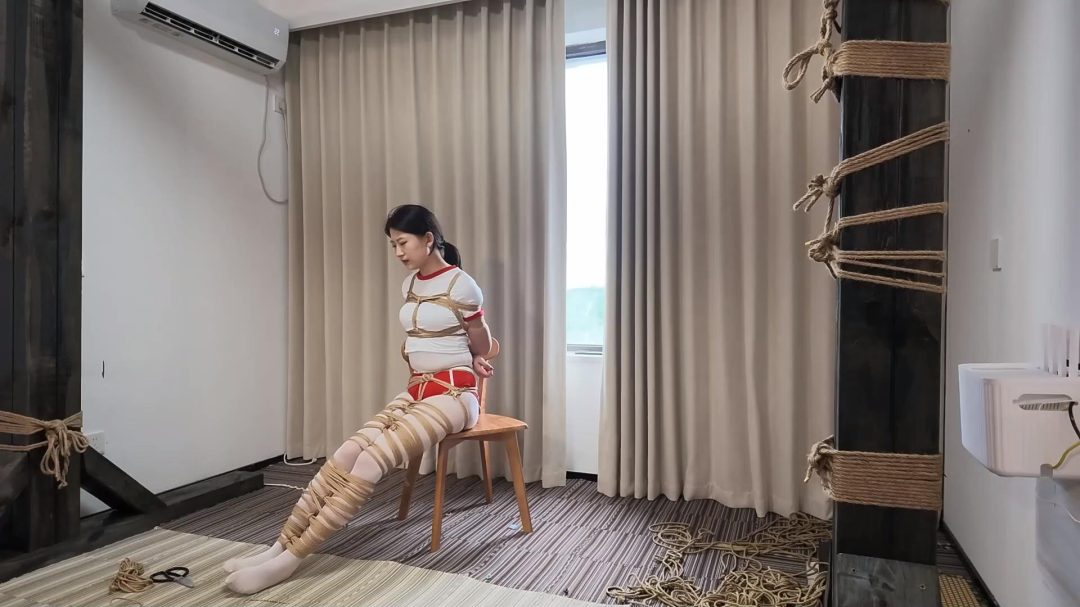 【花花】紧密拘束，近在咫尺的剪刀，她能脱困吗？-5