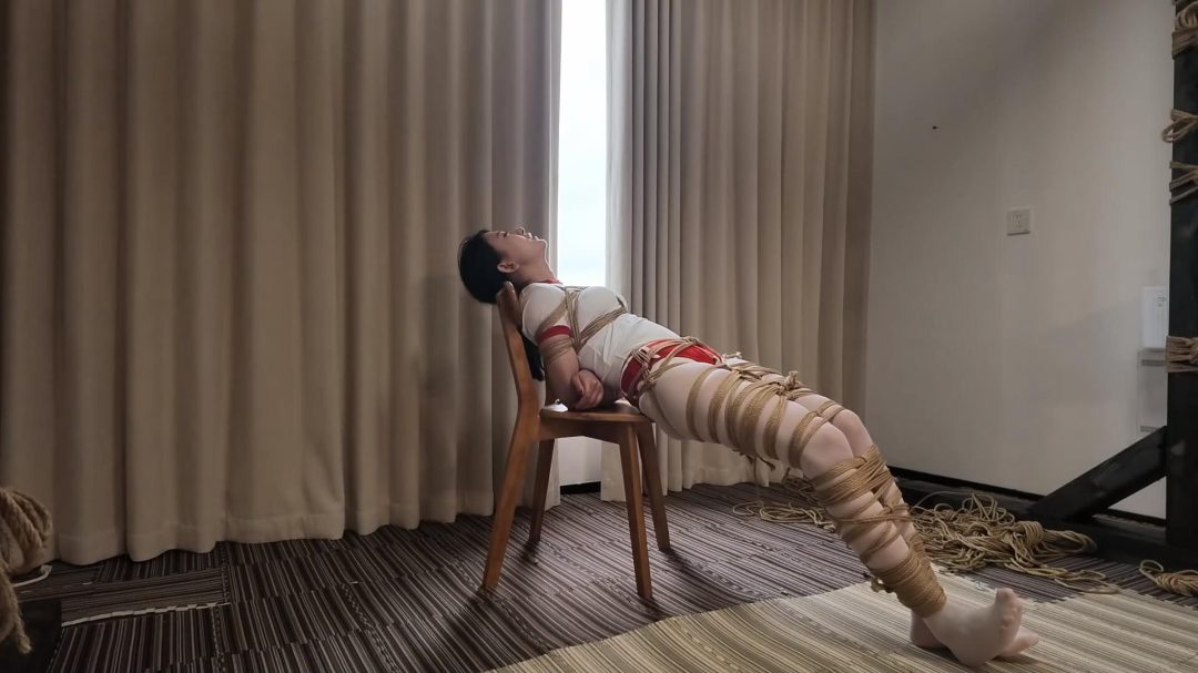 【花花】紧密拘束，近在咫尺的剪刀，她能脱困吗？-3