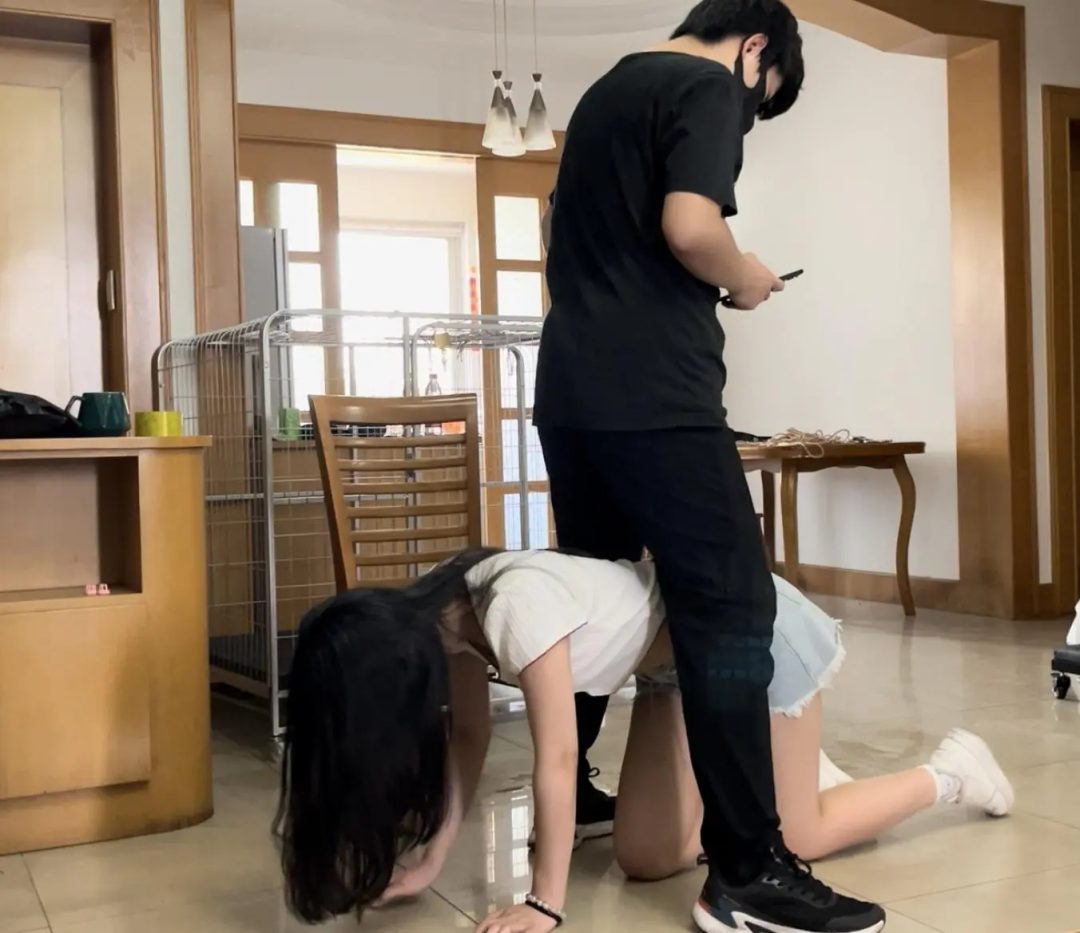 客户定拍调教之超漂亮新m阿然牛仔裤各类羞耻调教惩罚，小m阿然磕头请安+三跪九叩+踩脸踩头踩踏+口叼工具+跪爬倒水+钻胯+散鞭抽打+捏腿按摩+扇耳光，羞辱又难受，但是m属性很强的阿然好像非常享受...-5
