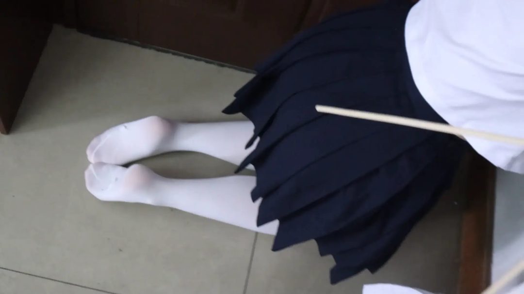 缚予】X【荷仙少女】联动！客户定拍调教之小雨+阿玥考试作弊SP惩戒，小雨和阿玥因为作弊被抓被训诫员捆绑打屁股惩罚，一人挨打一人报数轮流来，最后还要抱头罚跪面壁思过（荷仙少女工作室与缚予工作室共创）-15