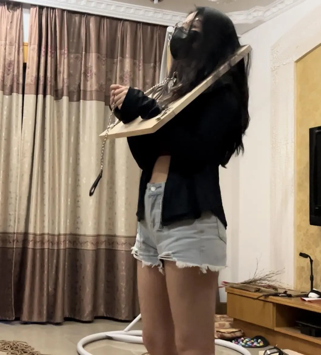 线下真实调教之超漂亮m阿然木枷镣铐调教！木枷锁+项圈+脚镣+海老缚+骑乘踩踏羞辱+坐脸-17