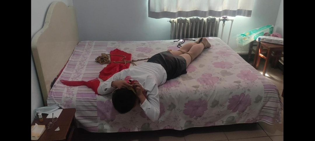 剧情：女技师落入圈套（丝巾堵嘴，蒙眼，绑好牵着走）-2