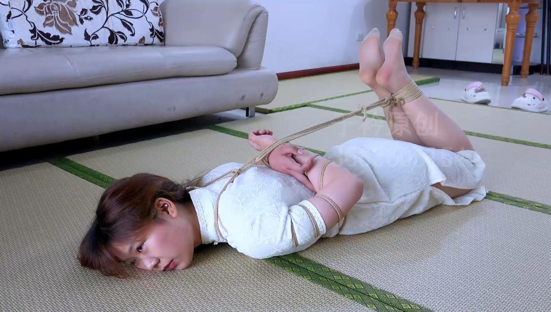新模试镜 女大学生的紧缚体验-2