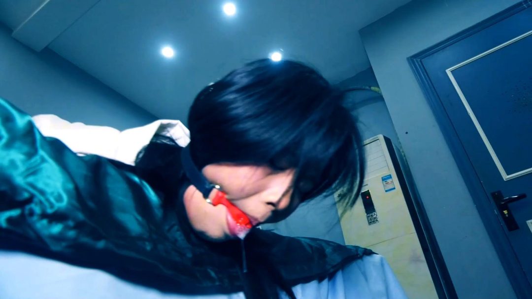 定拍转公映《家中惊魂》下集 两女被戴上口球捆绑起来放置在床上挣扎开绳子求助-6