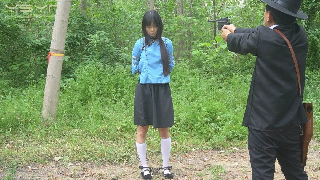 【五四芳魂】牢房里关押着五四装女孩被押进刑房骑木马老虎凳挠打脚心五花大绑刑场-7