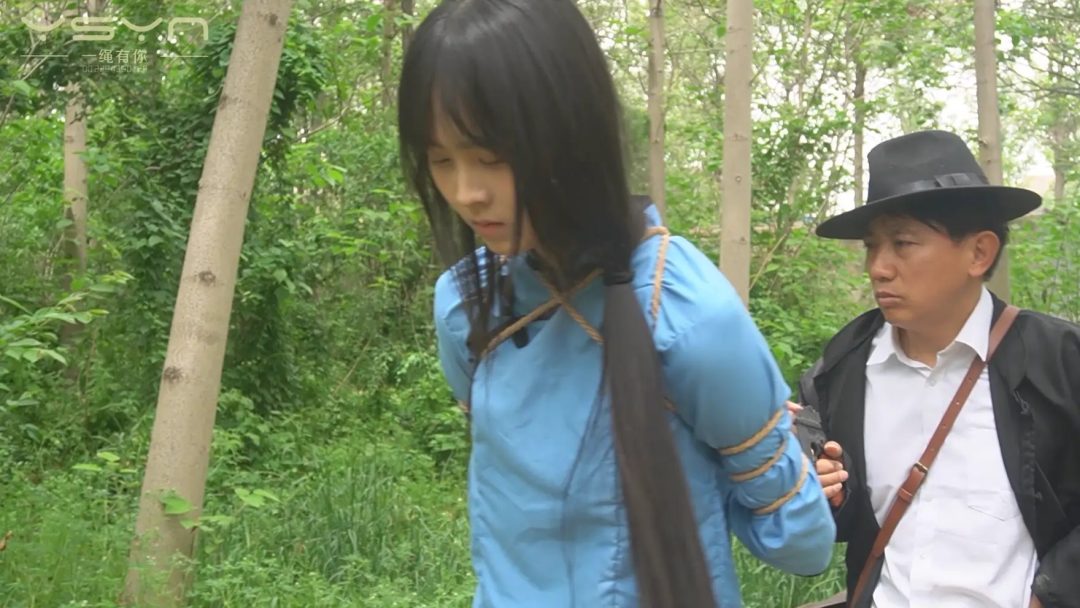 【五四芳魂】牢房里关押着五四装女孩被押进刑房骑木马老虎凳挠打脚心五花大绑刑场-6