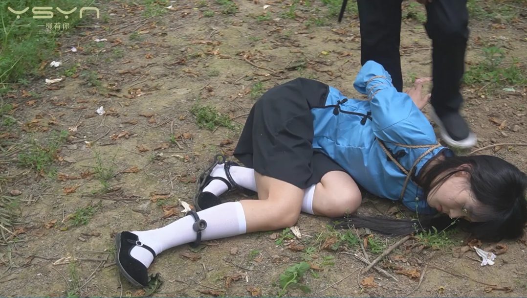 【五四芳魂】牢房里关押着五四装女孩被押进刑房骑木马老虎凳挠打脚心五花大绑刑场-2