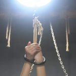 【五四芳魂】牢房里关押着五四装女孩被押进刑房骑木马老虎凳挠打脚心五花大绑刑场