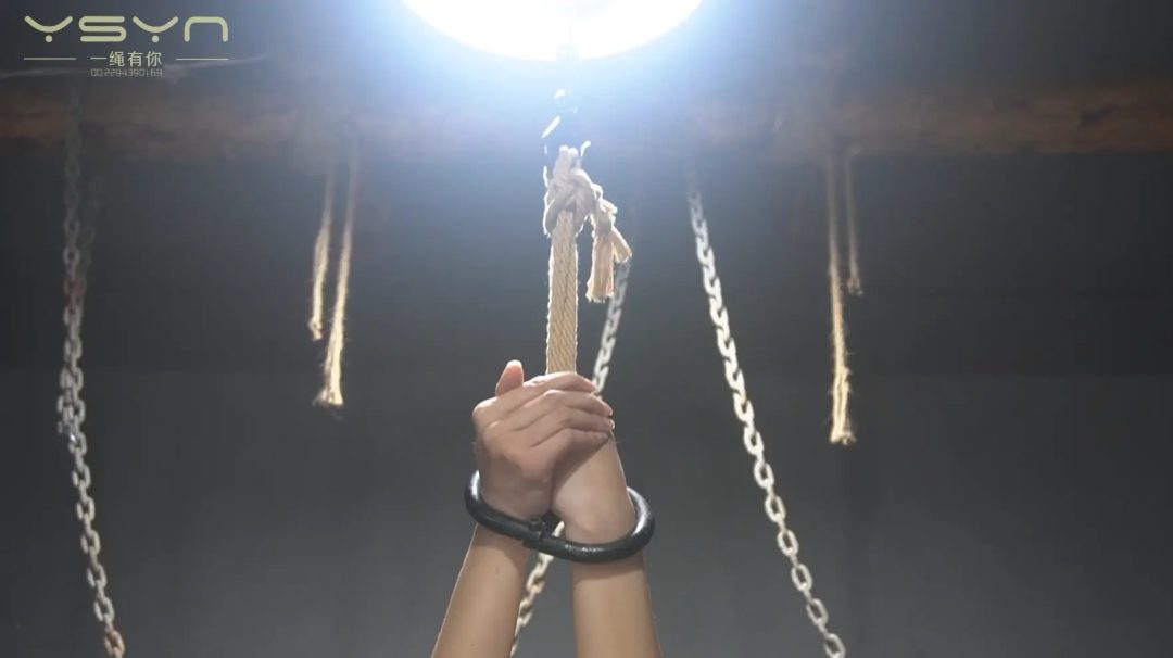 【五四芳魂】牢房里关押着五四装女孩被押进刑房骑木马老虎凳挠打脚心五花大绑刑场-1