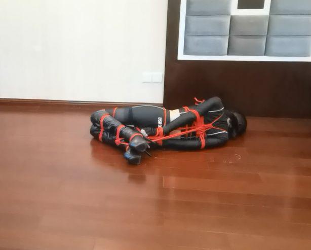 直臂驷马自缚蒙眼找钥匙-6