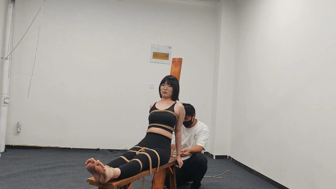 18岁女高小北来工作室定拍男绳师，体验捆绑老虎凳，中间夹杂着散鞭，各种工具tk,呻吟不断-3