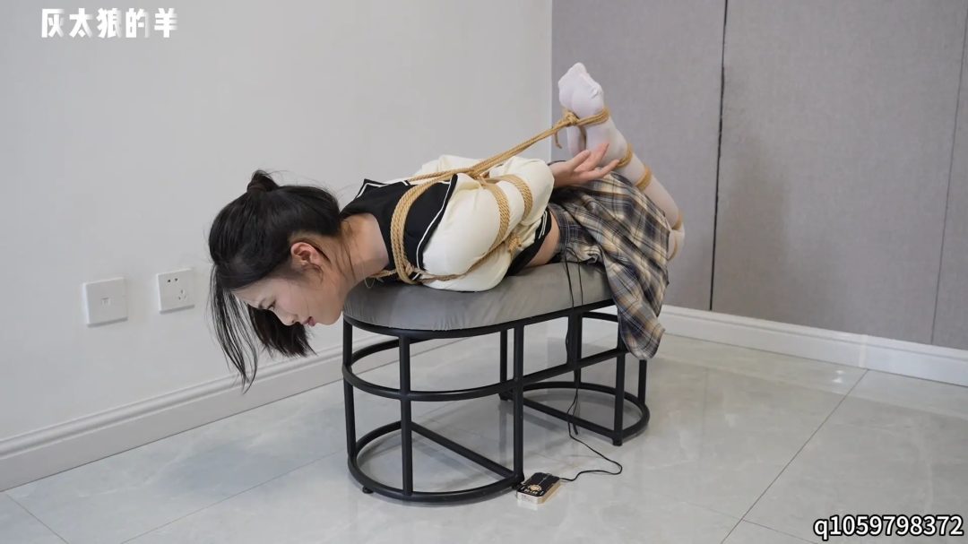 【灰太狼的羊】【客户定拍】倩倩超长时间驷马紧缚，各种道具高强度惩罚，再增加郊狼高档位电击，全程呻吟，最终腿脚发麻，附加采访【驷马缚＋郊狼＋挠痒＋采访】-6