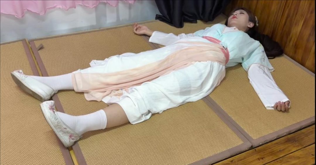 【铁骨铮铮】【灵儿】 铁熊与师妹的恩怨 在这一刻明了 看记仇的师兄是如何虐杀师妹的 骨折➕捏碎➕古装-9