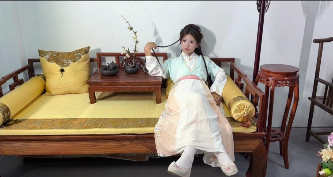 【铁骨铮铮】【灵儿】 铁熊与师妹的恩怨 在这一刻明了 看记仇的师兄是如何虐杀师妹的 骨折➕捏碎➕古装-1