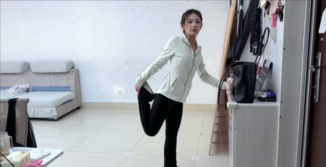 【疯狂的瑜伽】 瑜伽裤瑜伽服 完美身材 灵儿被驷马封嘴挣扎tk挣扎很真实 演技很到位-2