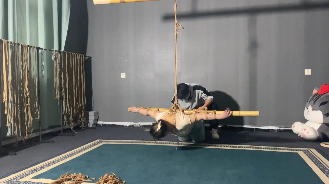 张涵体验多次绳艺后终于体验到了心心念念的竹缚，被虐待玩弄，打脚心，踩踏。最后带上了口球，只能发出呜呜的声音，口水拉丝流到地上-2