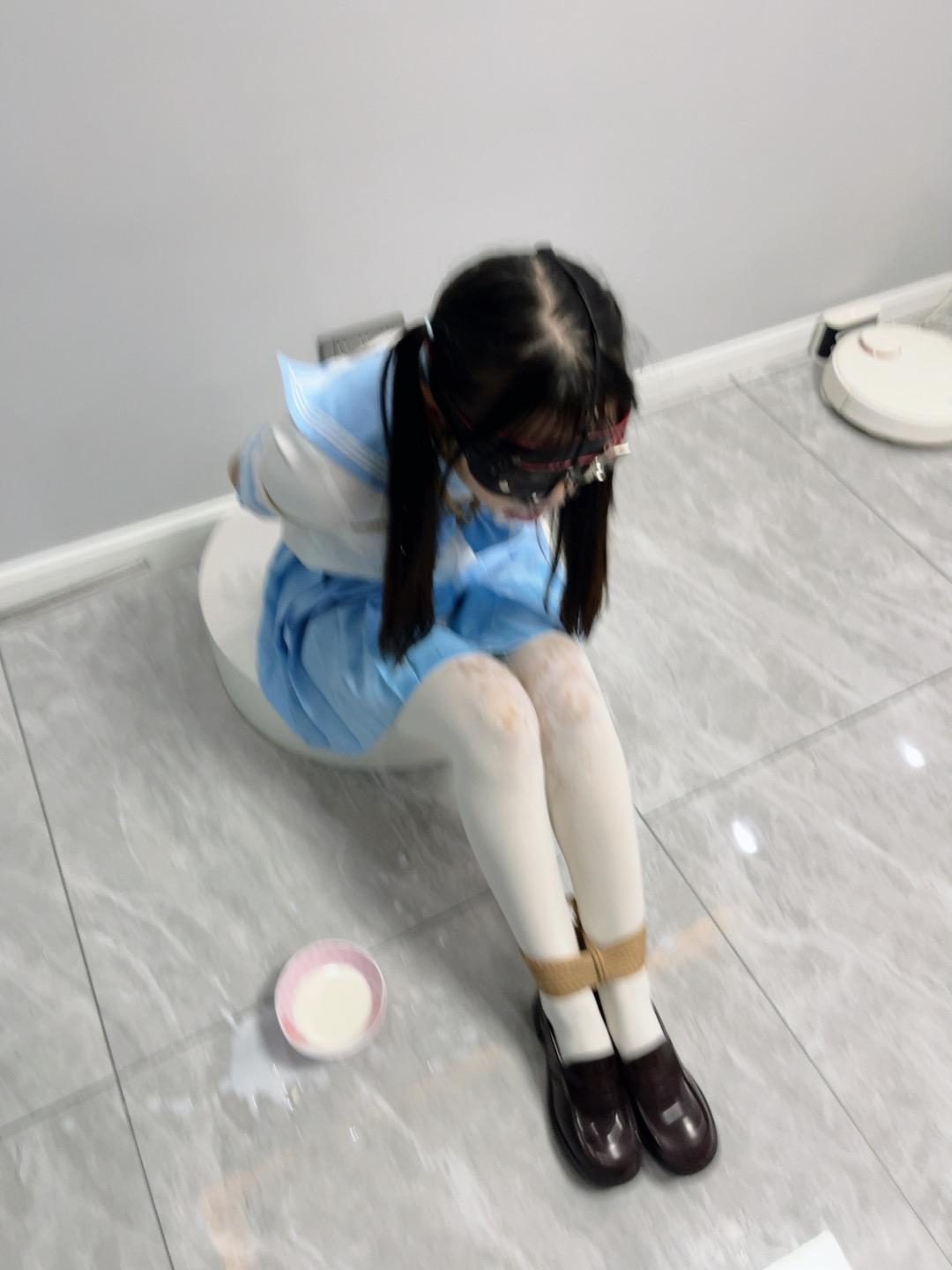 极虐1-三向鼻钩+扩口器重度颜面破坏！鼻孔注射牛奶、口中挤柠檬汁、口舌烟灰缸、强制吸烟，重度虐待系列~-11