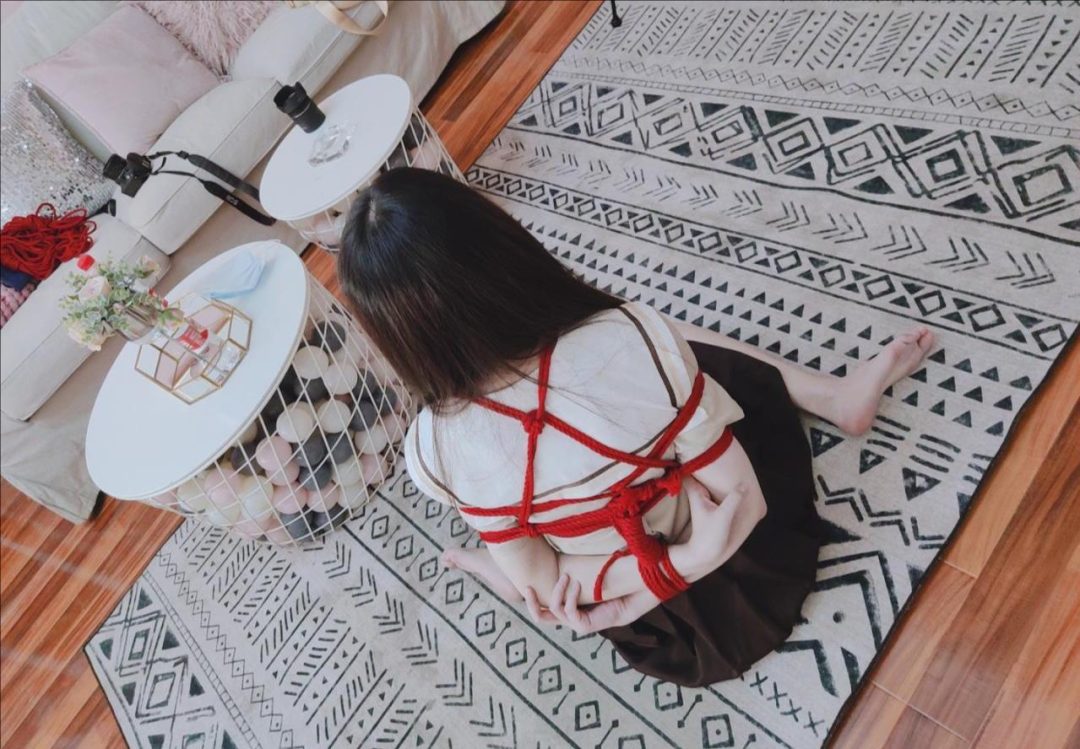 萝莉学妹草莓的单腿吊体验-2