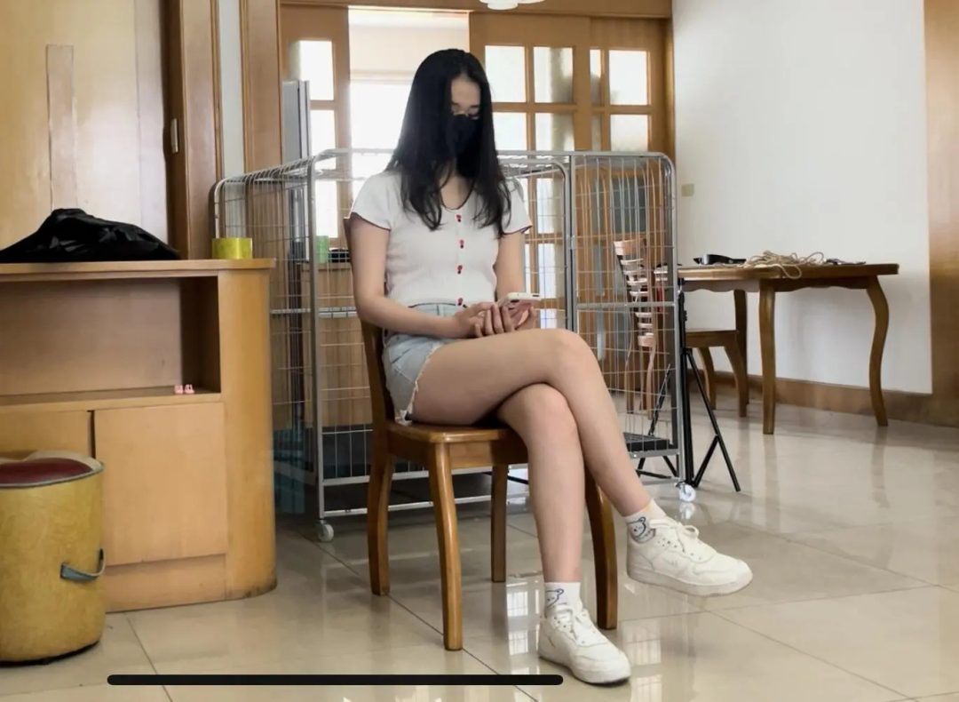客户定拍调教之超漂亮新m阿然牛仔裤各类羞耻调教惩罚，小m阿然磕头请安+三跪九叩+踩脸踩头踩踏+口叼工具+跪爬倒水+钻胯+散鞭抽打+捏腿按摩+扇耳光，羞辱又难受，但是m属性很强的阿然好像非常享受...-8