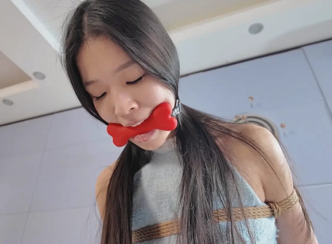 婧舒被绑在椅子上，各种堵嘴挑战 双脚绑椅 堵嘴 塞毛巾 胶带 放置-7