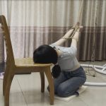 线下真实调教之皮皮反手吊缚跪坐搓衣板踩踏惩罚，皮皮来之前摔了一跤膝盖本来就磕到了，结果还要跪坐在搓衣板上，反绑吊缚更是痛苦，结果还要被主人踩踏，主人一压就更疼了，还要被打屁屁…