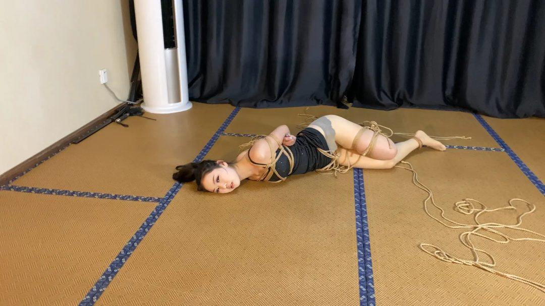 舞蹈生孙若微第一次体验各种空中吊缚，倒吊摆造型，身材婀娜多姿-9