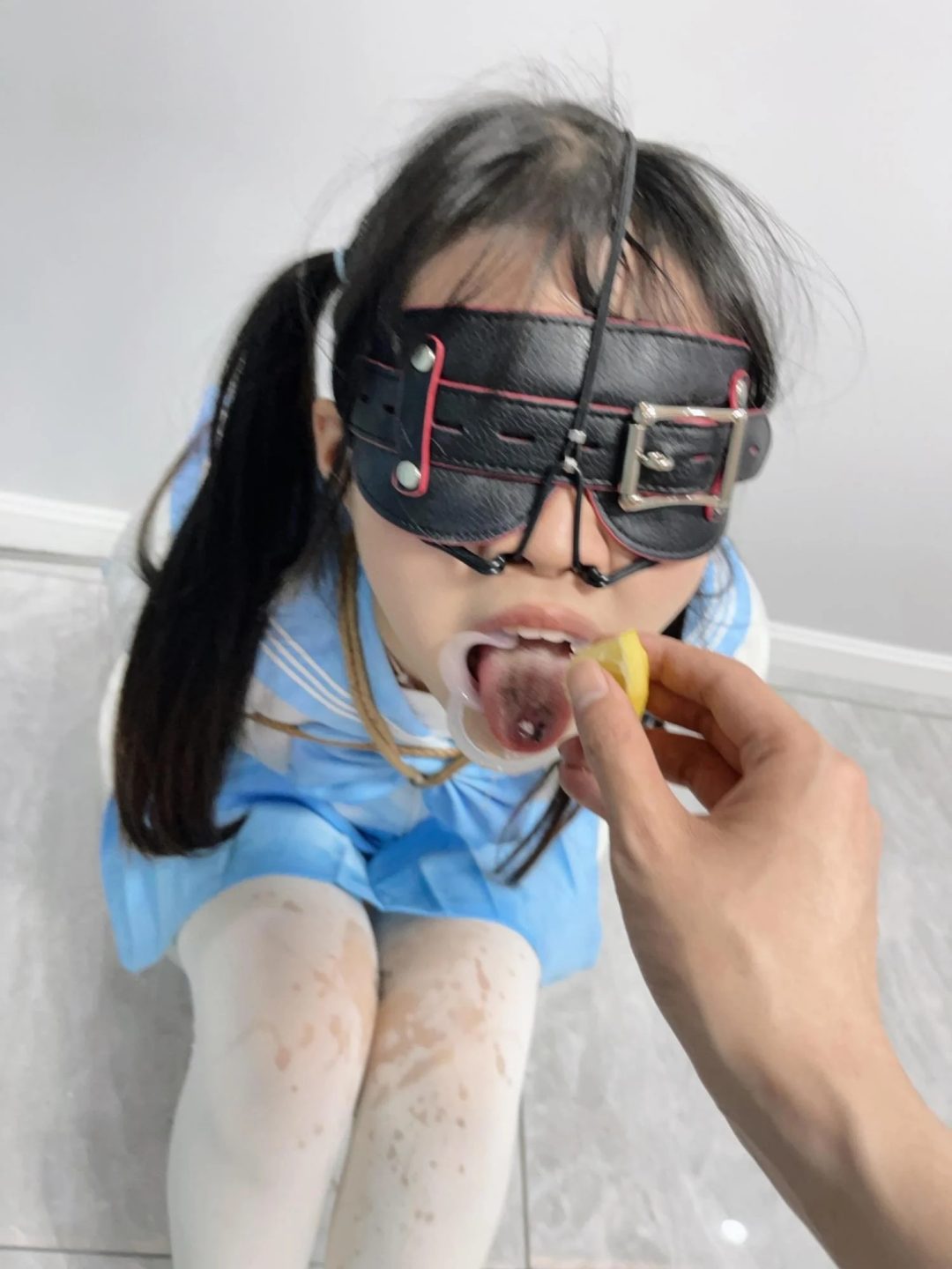 极虐1-三向鼻钩+扩口器重度颜面破坏！鼻孔注射牛奶、口中挤柠檬汁、口舌烟灰缸、强制吸烟，重度虐待系列~-2